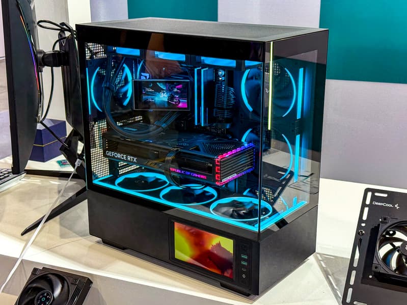 DeepCool показала на Computex 2026 кулеры с испарительной камерой VC 2.0, СЖО с изогнутым AMOLED-экраном на 6,67 дюйма и «аквариумы»  - 11